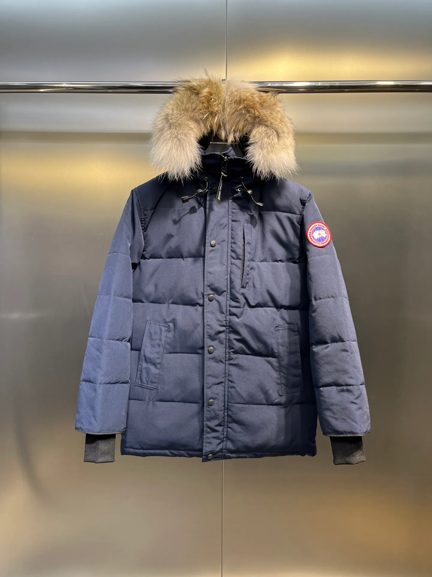 P860 Canada Goose 14 models Canada Goose🌟 Natural Siberian coyote fur collar, the delicate and strong feel, is the sense of life that comes from the erosion of natural wind and frost! Authentic version! All the details are in place! The fabric is made of high-density nano-level waterproof fabric, which is windproof and wear-resistant, and has a certain thickness! The down is 90% national standard white duck down, which can be taken for testing. It uses an imported down flushing machine for accurate down flushing! The grams are guaranteed to be the same. It will not be like the hand racing in small workshops, resulting in more velvet here and less velvet there. The zipper is the YKK brand used by Canada Goose! Smooth and comfortable on both sides! In order to prevent cold wind from pouring in, a double closure design is adopted. On the premise of the traditional zipper fly, a secondary closure with large military buttons is used to bring better warmth retention effect. It retains the classic hooded design and uses super large luxurious wolf fur to protect against wind and cold! The fur collar is removable! It doesn’t matter how low the temperature is this winter, a big goose suit is enough. I’ll give you the wind and temperature!  Size: s-xxl